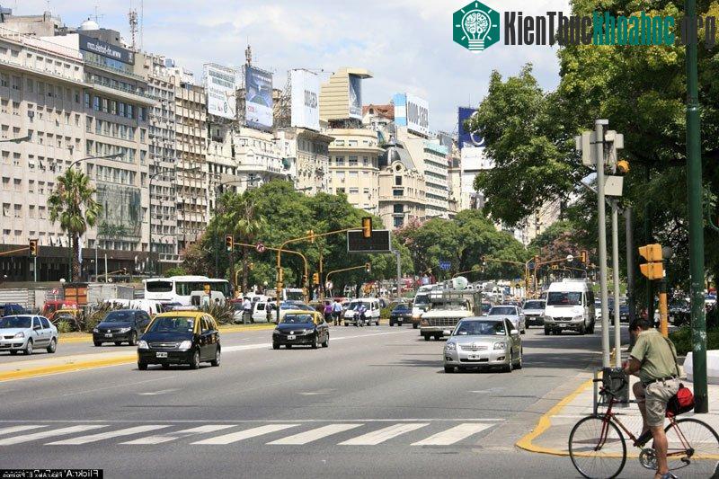 Đại lộ dài 1km nhưng lại rộng hơn 110m với 7 làn xe mỗi hướng