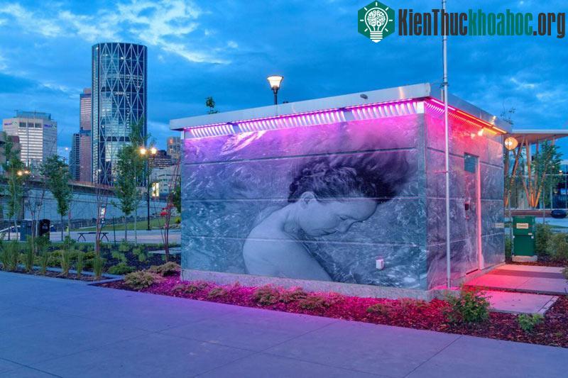 Khu toilet công cộng kỹ thuật cao có thể tự động dọn dẹp ở Calgary có giá trị lên tới 125.000 đô la. Bù lại, nơi đây có hệ thống giấy vệ sinh tự thay, bồn rửa tay hiện đại...