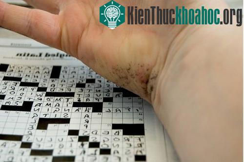 Mực dính đầy ở cạnh bàn tay khi bạn viết.