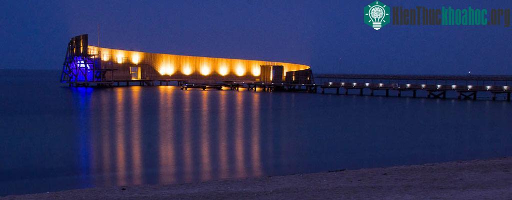 Kastrup Sea Bath, Đan Mạch: Công trình độc đáo này là một phần công viên nước Kastrup Strandpark ở bờ đông Amager, Copenhagen. Kastrup Sea Bath gồm một bể bơi ngoài trời nằm cuối cầu cảng gỗ dài 10...