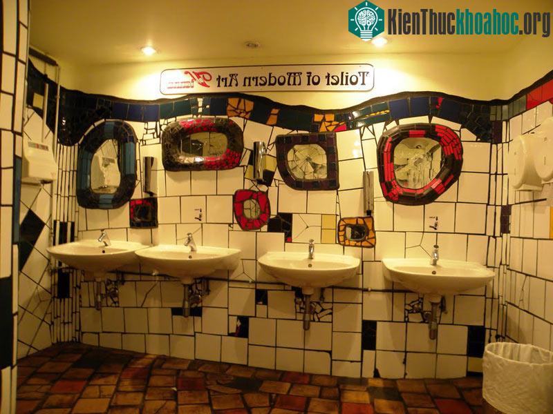 Đây là một tác phẩm khác của nghệ sĩ Friedensreich Hundertwasser. Toilet nghệ thuật đương đại ở Vienna phục vụ với tốc độ cực nhanh nằm trong làng Kahle ở "khu trung tâm mu...