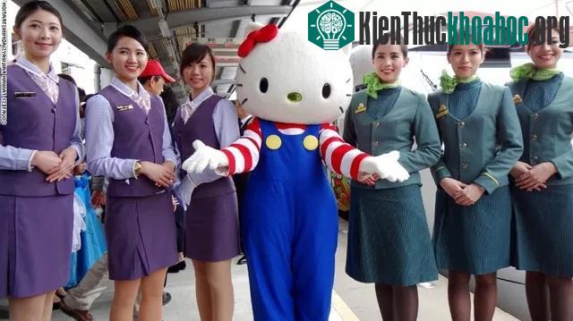 Các nữ tiếp viên cùng chú mèo Hello Kitty.