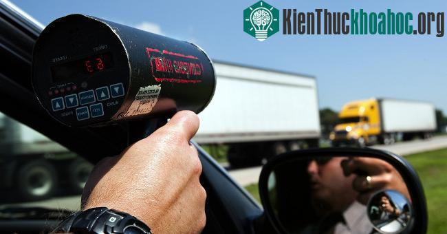 Khoảng cách mà súng có thể đo được tốc độ của xe di chuyển phụ thuộc vào sóng viba mạnh hay yếu.