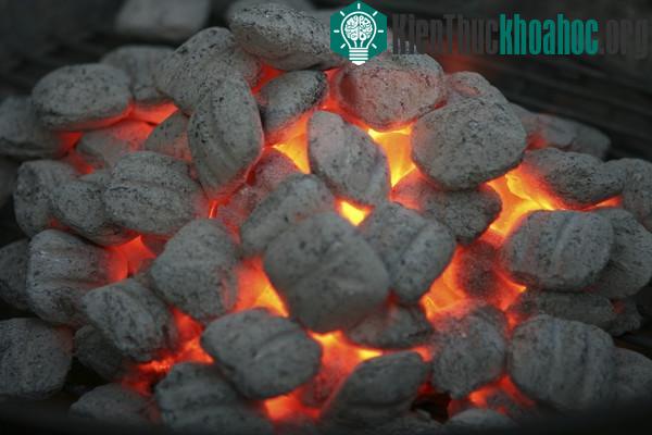 Ít ai ngờ muội than là một lớp cách nhiệt khá tốt.
