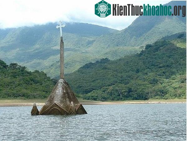 Cây thánh giá trên nóc nhà thờ là những gì còn lại của nhà thờ Potosi