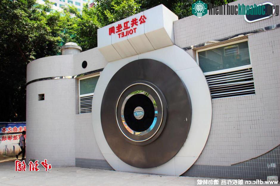 Bạn sẽ không bao giờ quên được toilet công cộng với hình dáng như một chiếc máy ảnh khổng lồ tại tỉnh Trùng Khách - địa điểm bán sỉ các loại máy ảnh kỹ thuật số cực lớn.