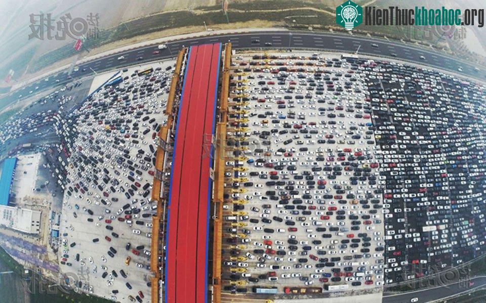 Kẹt xe ở Bắc Kinh Trung Quốc chụp từ drone. Những con đường bên dưới nhét đầy hàng nghìn chiếc xe hơi kéo dài gần 10 km.