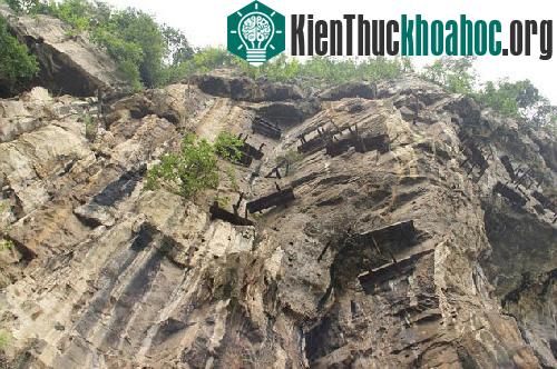 Những chiếc quan tài cheo leo bên vách núi dựng đứng tại Trung Quốc. (Ảnh: Strange.)