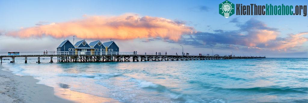 Busselton Jetty, Australia: Busselton Jetty là cầu cảng gỗ dài nhất nam bán cầu, vươn ra biển gần 2 km ở thị trấn Busselton, miền tây Australia. Nơi này được xây dựng vào năm 1853 để chuyển gỗ lên ...