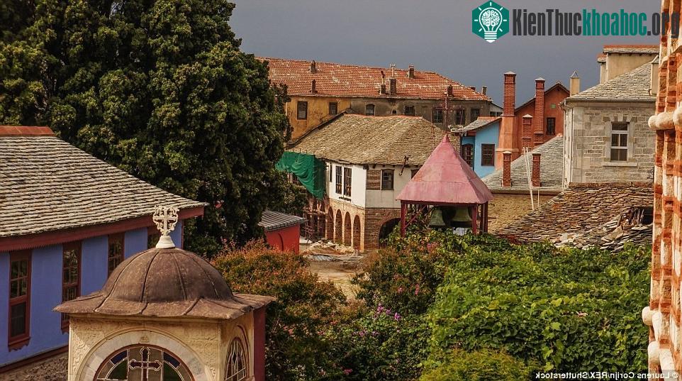 Sân trong của tu viện Great Lavra có các ngôi nhà lộng lẫy, được trang trí bằng các màu sắc tươi sáng như vàng, xanh, tím.
