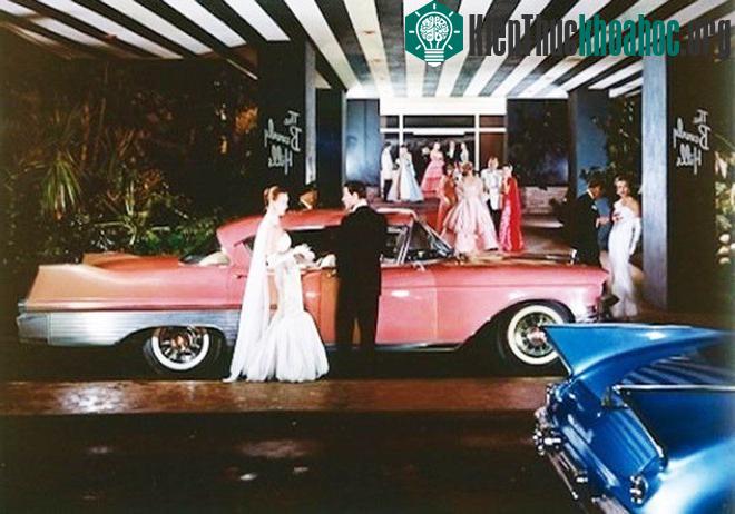 Một người đàn ông dừng xe trước cửa khách sạn và bị mất toàn bộ tài sản, chuyện gì sẽ xảy ra?