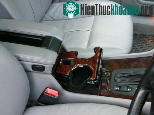 Chỗ đặt cốc nước cho tài xế nằm bên phải