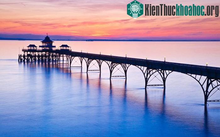 Clevedon, Anh: Nằm ở Somerset, Clevedon từng được nhà thơ John Betjeman ca ngợi là "cầu cảng đẹp nhất nước Anh". Cầu được xây dựng vào những năm 1869, nhằm thu hút du khách và phục vụ hàn...