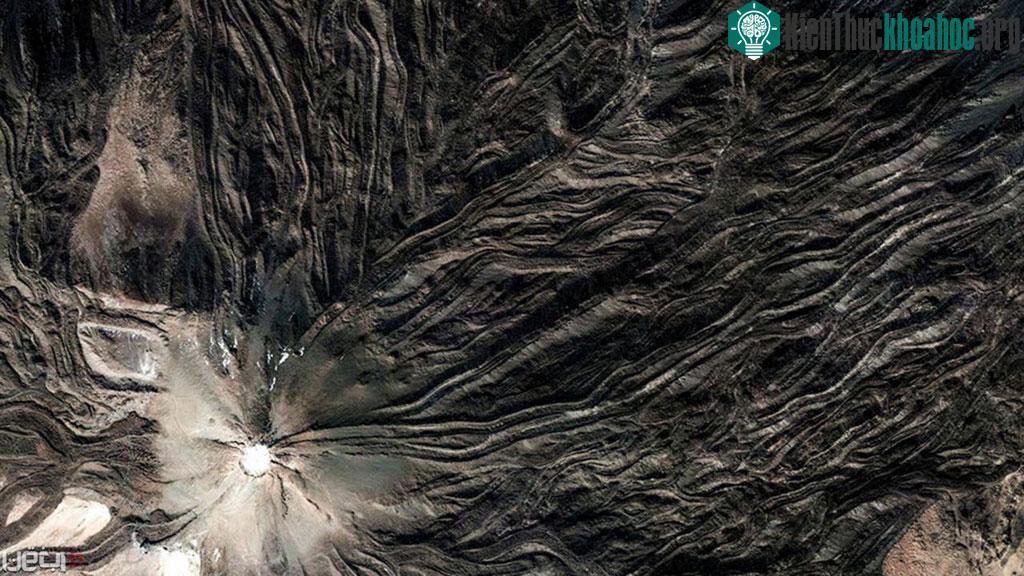 Núi lửa Pico del Teide cao 3.718 m, ngọn núi cao nhất Tây Ban Nha.
