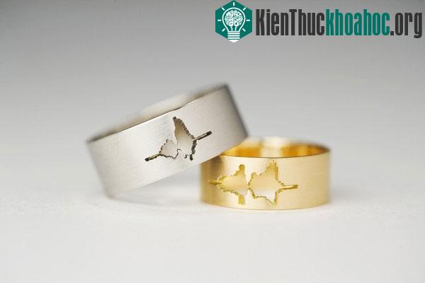 Cặp đôi nhẫn cưới có khắc tần số lời thề nguyện