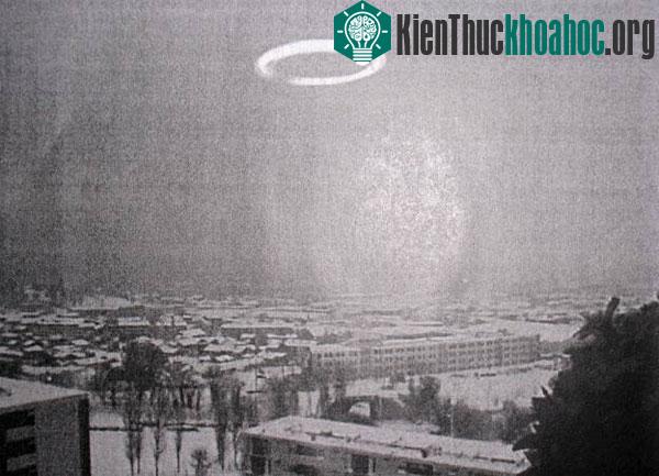 Đĩa bay xuất hiện trên bầu trời Marseille thực tế chỉ là hình ảnh phản chiếu của một bóng đèn trong xe hơi