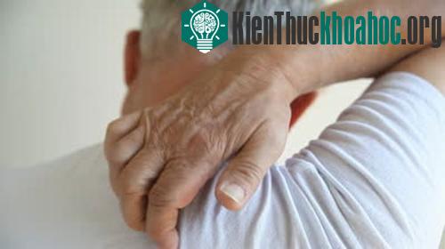 Gãi không giúp đỡ ngứa mà chỉ tạo ra một cơn đau thay thế. (Ảnh minh họa: shutterstock.com)