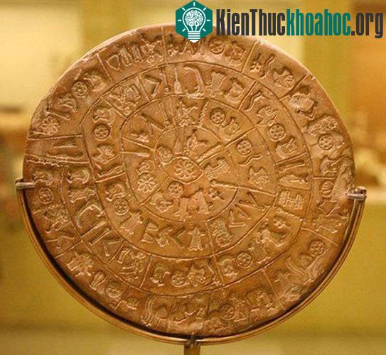 Chiếc đĩa cổ với những ký hiệu bí ẩn. (Ảnh: Wikimedia commons/PRA)