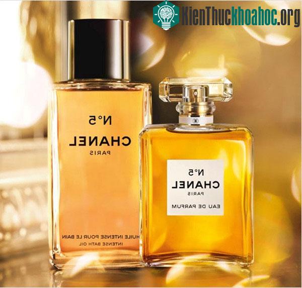 Nước hoa Chanel N°5 được sáng tạo bởi nhà thiết kế Gabrielle "Coco" Chanel vào cuối thập niên 1920.