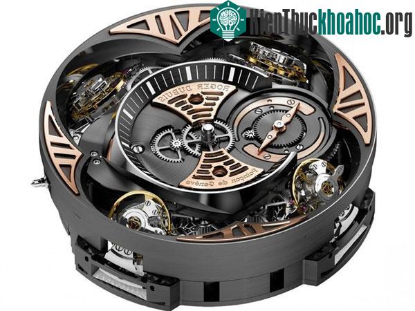 4 con lắc của Excaibur Quatuor đặt ở 4 góc của chiếc đồng hồ