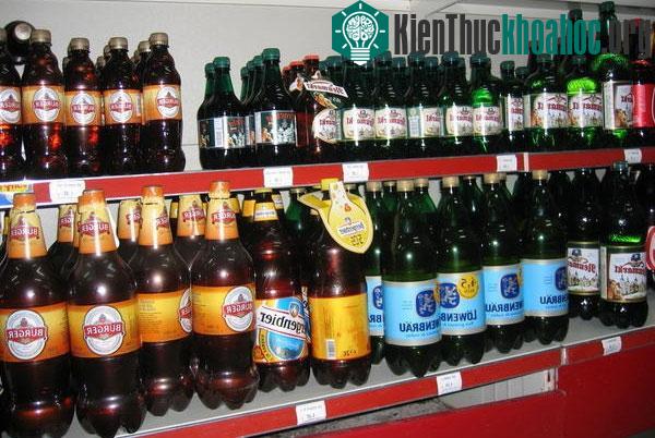 Tại sao bia ít được đóng trong chai nhựa?