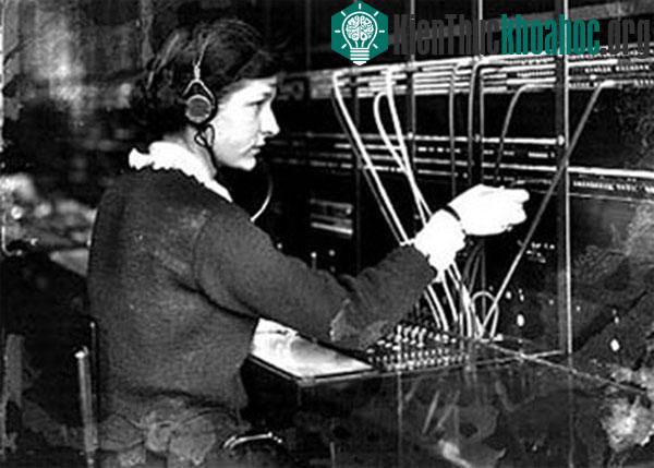 Một nhân viên tổng đài điện thoại tại Mỹ vào những năm 1900​