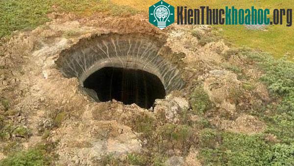 Miệng hố khổng lồ có đường kính hàng chục mét tại Siberia (Nguồn: Siberia Times)