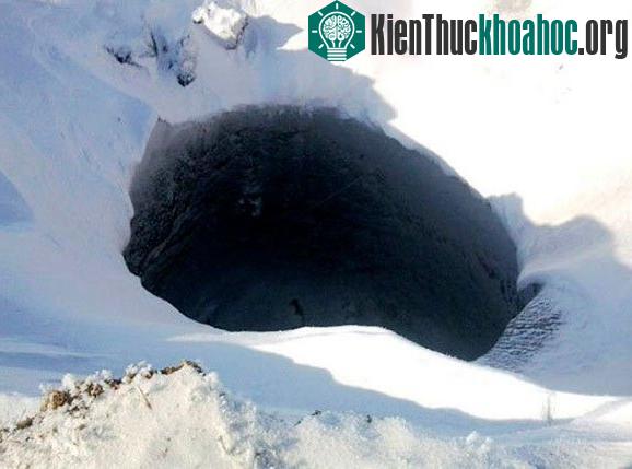Miệng hố khổng lồ xuất hiện đầy bí ẩn ở Siberia. (Ảnh: ibtimes.co.uk)
