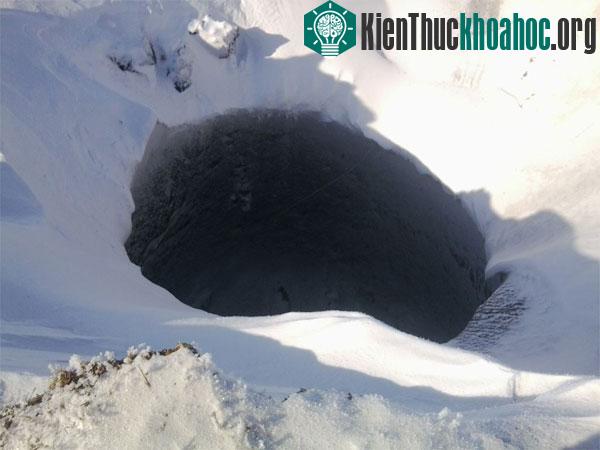 Miệng hố thứ ba ở Siberia. (Ảnh: SiberianTimes)