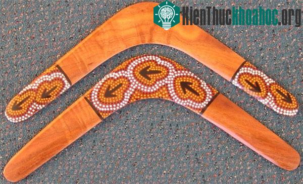 Điều gì đã khiến Boomerang quay về vị trí sau khi ném?