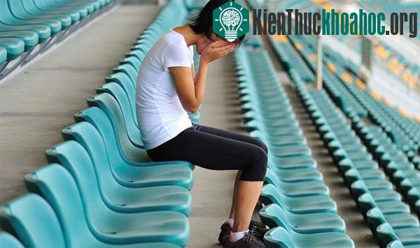 So với trẻ em và người trưởng thành, tuổi thiếu niên sẽ trải qua cảm giác lo lắng, sợ hãi ở mức độ nhiều hơn và tốn nhiều thời gian hơn để có thể học cách vượt qua những điều đó. (Ảnh minh họa: tee...