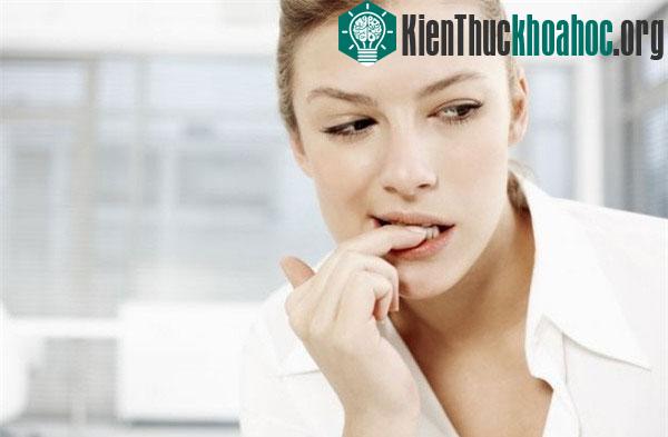 Không chỉ mất vệ sinh, làm hỏng móng tay, thói quen cắn móng tay còn gây ra nhiều tổn thương khác - (Ảnh: Shutterstock)