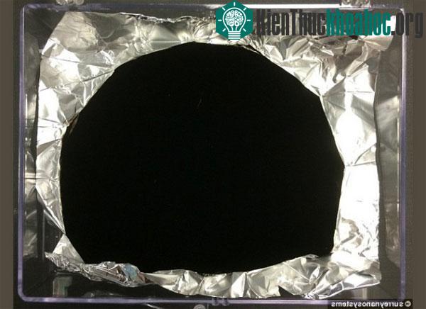 Vật liệu có độ tối kỷ lục - (Ảnh: Surrey Nanosystems)