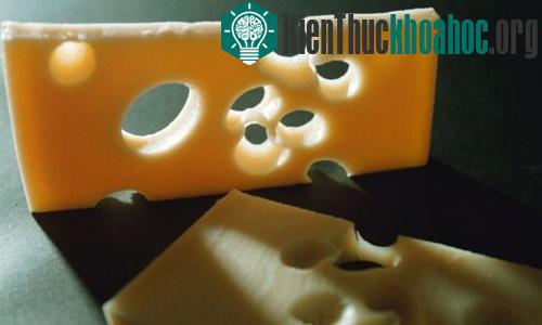 Hạt cỏ khô tạo thành "mắt" pho mát. (Ảnh: AP)