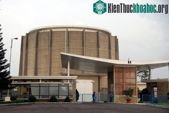 Lò phản ứng hạt nhân Đà Lạt (Lâm Đồng) có hình vòng tròn khép kín, chính thức hoạt động ngày 3/3/1963 với công suất 250kW theo công nghệ của Mỹ, đến năm 1968 thì ngưng. Ngày 20/3/1984 lò hoạt động ...