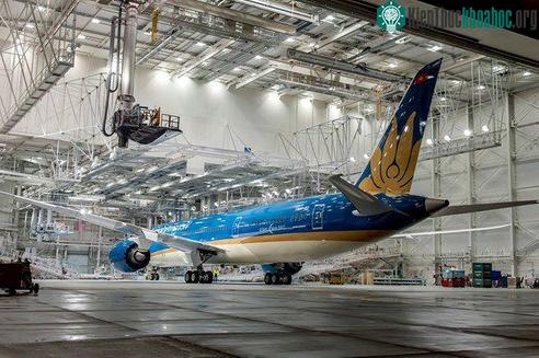 Hình ảnh chiếc máy bay Boeing 787-9 Dreamliner của Vietnam Airlines với màu mới tại xưởng sơn.