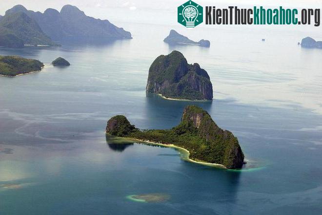 &nbsp;Đảo Dilumacad ở El Nido, Palawan thu hút sự chú ý của du khách bởi hình dáng như một máy bay trực thăng không có cánh quạt. Đến gần đảo, bạn sẽ được chiêm ngưỡng những vách đá cao và rừng nhi...