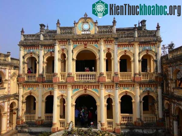 Nhớ về sự tàn độc của vị lãnh chúa đất Bắc Hà, bà Hoàng Kim Lái (75 tuổi), người từng sống dưới thời Thổ ty Hoàng Yến TChao cai trị bàng hoàng kể: “Thổ ty Hoàng Yến TChao là người dân tộc Tày...