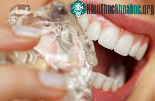 Độ cứng và độ lạnh của đá có thể làm hỏng men răng, lung lay hay gãy răng