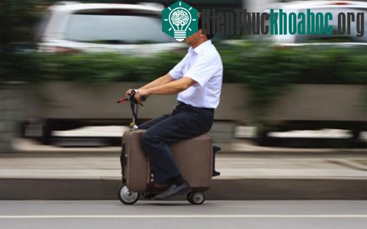 Ông He và chiếc xe scooter làm từ vali. (Ảnh: CFP)