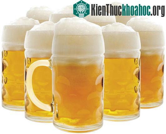 Chúng ta thấy người khác hấp dẫn hơn sau khi uống bia