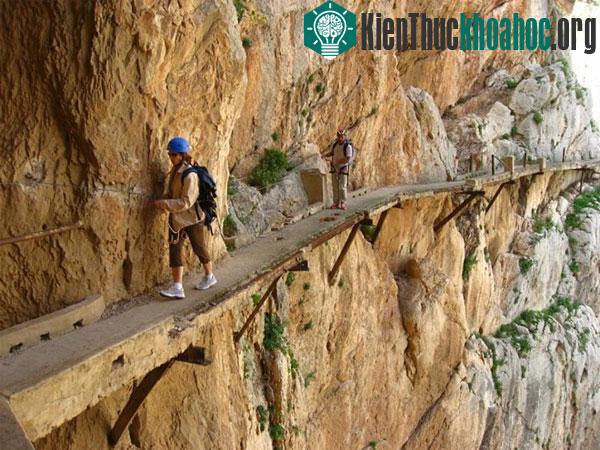 Dù được xây dựng từ rất lâu, bị hư hỏng nặng, không có người sửa chữa và bị đóng cửa vì quá nguy hiểm nhưng con đường tử thần này vẫn chào đón rất người ưa mạo hiểm đến đây để thử sức.