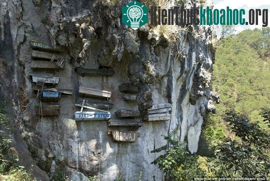Quan tài treo trên vách đá của người Igorot