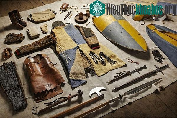 Hệ thống vũ khí và mũ giáp đã được nâng cấp lên vào năm 1244