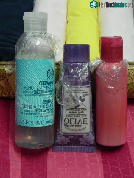 Chất lỏng chảy ra ngoài là vấn đề quá quen với những ai thường du lịch xa. Bịt kín bằng giấy bọc thức ăn thế này sẽ giúp bạn an tâm hơn.