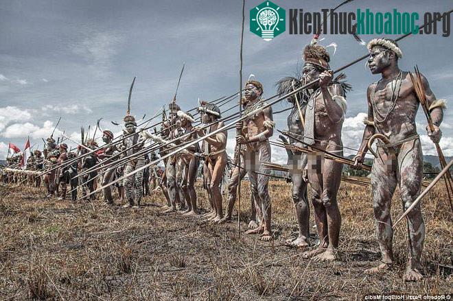 Bộ lạc sống kiểu “ăn lông ở lỗ” ở Indonesia