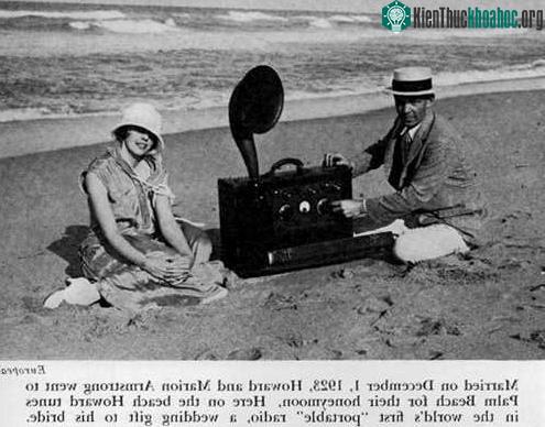 Hình ảnh Howard và chiếc máy Radio bắt sóng FM đầu tiên trong chuyến trăng mật cùng vợ mình​.&nbsp;(ảnh chụp năm 1923, nguồn: world.std)​