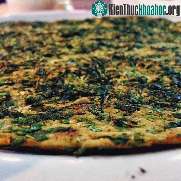 Paratha có hình dạng tròn mỏng và có chu vi bằng cả một chiếc đĩa lớn. Ngoài nguyên liệu chính là bột mì, món ăn này còn có thể kết hợp với rau, thịt ...