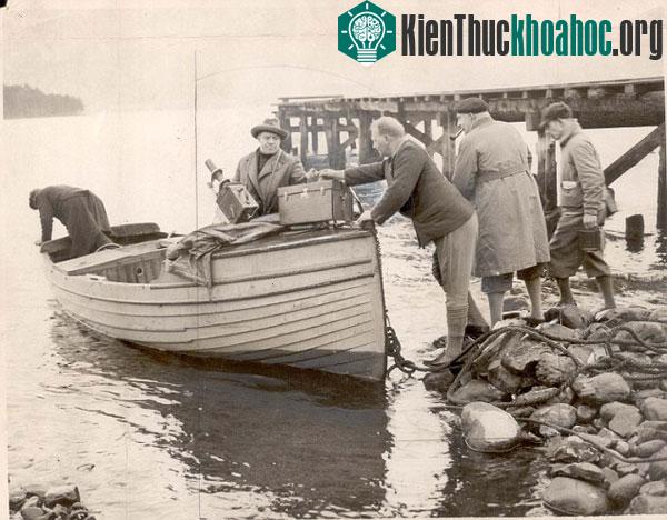 Săn tìm quái vật hồ Loch Ness năm 1933.