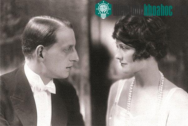 Nhà thiết kế Gabrielle "Coco" Chanel và nhà chế tạo nước hoa Ernest Beaux.
